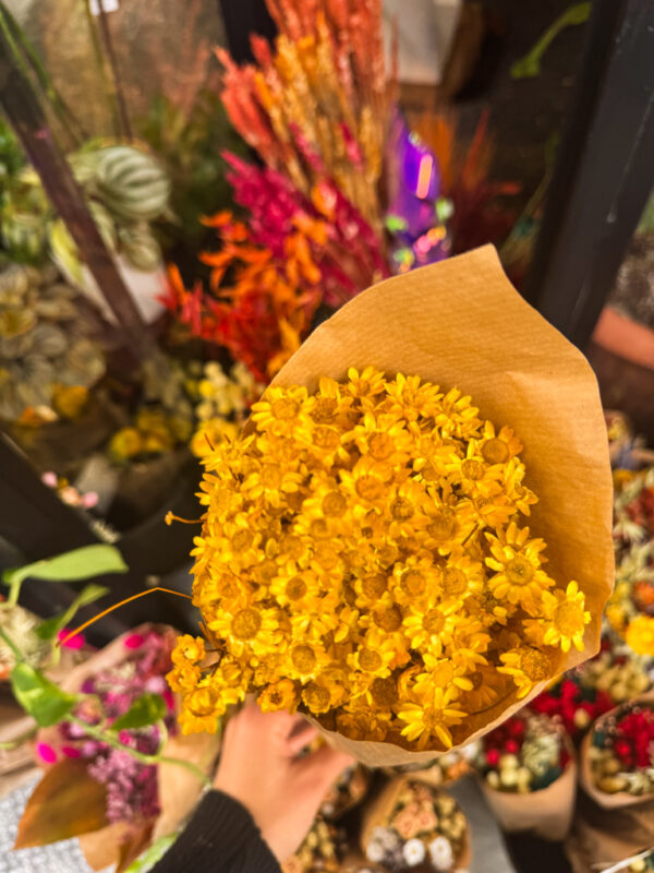 Η απόχρωση του ήλιου τη στιγμή που αγγίζει το δέρμα. Το χρυσοκίτρινο αυτών των ανθέων δεν είναι απλώς χρώμα — είναι αίσθηση, θερμότητα, παρουσία. Συνδυάζει τη φυσική ομορφιά με τη διαχρονικότητα, αποδεικνύοντας πως η πολυτέλεια μπορεί να είναι σιωπηλή.