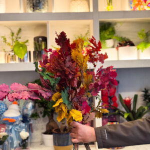 Τα κερωμένα φύλλα προέρχονται από αυθεντικά φθινοπωρινά κλαδιά, επεξεργασμένα με ειδική φυσική επίστρωση κεριού που διατηρεί το σχήμα, το χρώμα και την υφή τους για πολλούς μήνες.