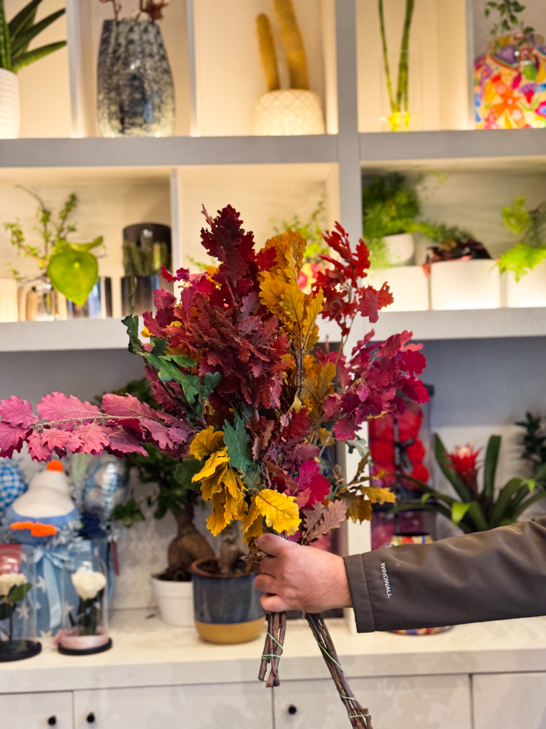 Τα κερωμένα φύλλα προέρχονται από αυθεντικά φθινοπωρινά κλαδιά, επεξεργασμένα με ειδική φυσική επίστρωση κεριού που διατηρεί το σχήμα, το χρώμα και την υφή τους για πολλούς μήνες.