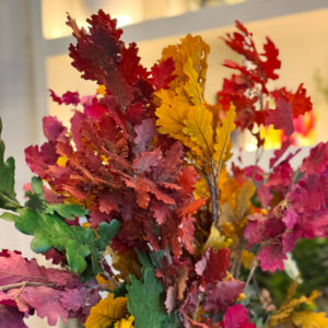 Οι αποχρώσεις τους κυμαίνονται από βαθύ κόκκινο και χρυσοκίτρινο έως πράσινο ελιάς και καφέ κεραμιδί, δημιουργώντας έναν πλούσιο, ζεστό συνδυασμό που θυμίζει τα φθινοπωρινά δάση λίγο πριν τον χειμώνα. Κάθε φύλλο έχει τη δική του φυσική ιδιομορφία, προσδίδοντας μοναδικότητα σε κάθε ανθοσύνθεση ή διακοσμητικό σύνολο.