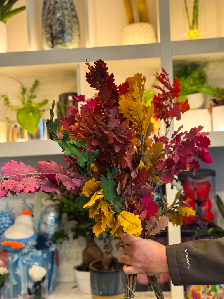 Διατίθενται σε δύο εκδοχές: 20,00€ για 10 τεμάχια και 40,00€ για 20 τεμάχια. Κάθε δέσμη αποτελείται από προσεκτικά επιλεγμένα φύλλα, κερωμένα με φυσικό τρόπο για μακροχρόνια διατήρηση και ανθεκτικότητα. Είναι ένα διακοσμητικό στοιχείο που ξεπερνά τις εποχές, μεταφέροντας τη θαλπωρή και τη νοσταλγία του φθινοπώρου σε κάθε γωνιά του σπιτιού ή του επαγγελματικού χώρου.