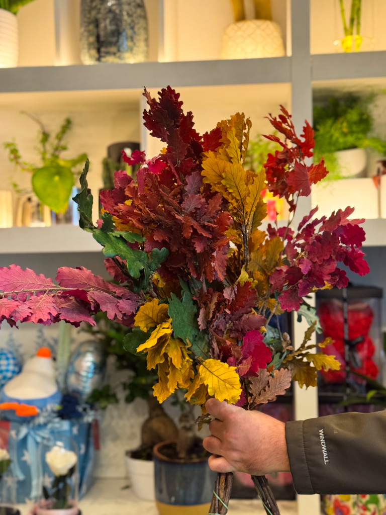 Διατίθενται σε δύο εκδοχές: 20,00€ για 10 τεμάχια και 40,00€ για 20 τεμάχια. Κάθε δέσμη αποτελείται από προσεκτικά επιλεγμένα φύλλα, κερωμένα με φυσικό τρόπο για μακροχρόνια διατήρηση και ανθεκτικότητα. Είναι ένα διακοσμητικό στοιχείο που ξεπερνά τις εποχές, μεταφέροντας τη θαλπωρή και τη νοσταλγία του φθινοπώρου σε κάθε γωνιά του σπιτιού ή του επαγγελματικού χώρου.