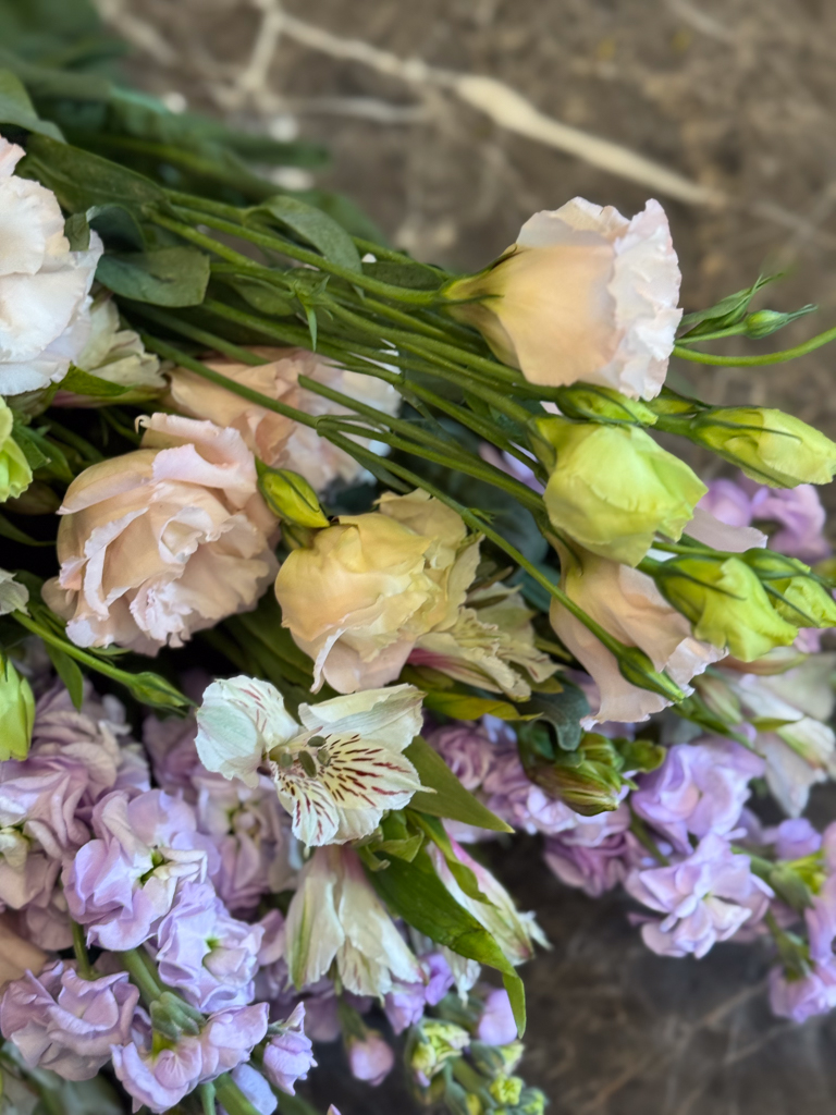 Ανθοδέσμη με Αλστρομέρια, Λυσίανθο & Βιολέτα Ιταλίας - Image 5