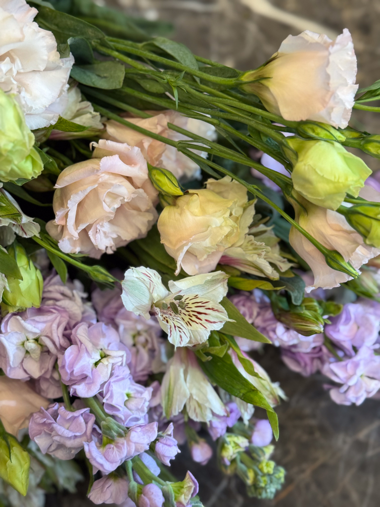 Ανθοδέσμη με Αλστρομέρια, Λυσίανθο & Βιολέτα Ιταλίας - Image 4