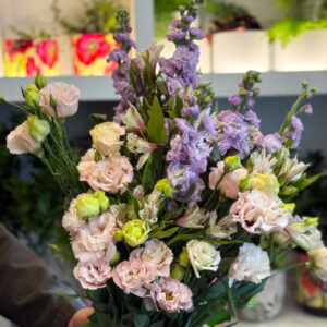 Ανθοδέσμη με Αλστρομέρια, Λυσίανθο & Βιολέτα Ιταλίας