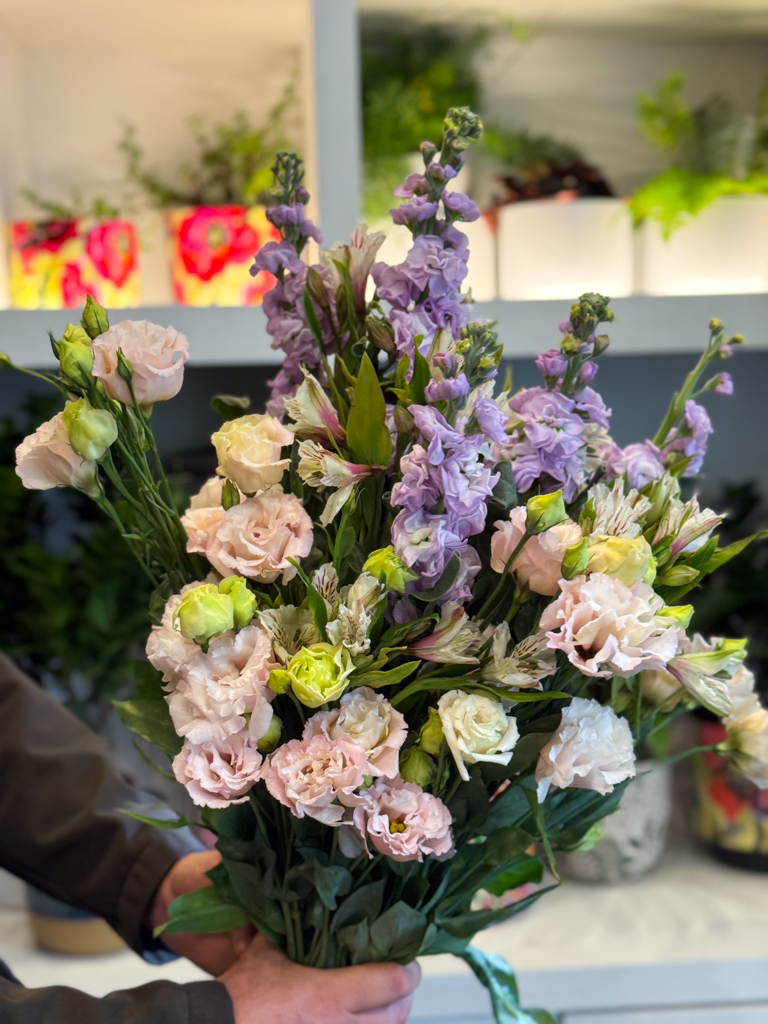 Ανθοδέσμη με Αλστρομέρια, Λυσίανθο & Βιολέτα Ιταλίας