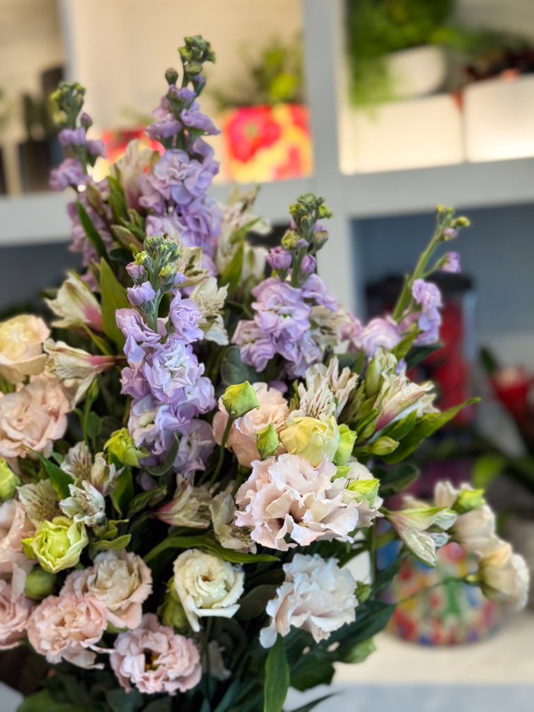 Ανθοδέσμη με Αλστρομέρια, Λυσίανθο & Βιολέτα Ιταλίας - Image 3