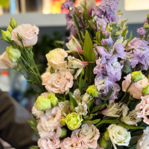 Alternative view of Ανθοδέσμη με Αλστρομέρια, Λυσίανθο & Βιολέτα Ιταλίας