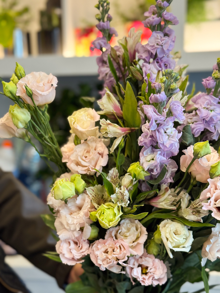 Ανθοδέσμη με Αλστρομέρια, Λυσίανθο & Βιολέτα Ιταλίας - Image 2