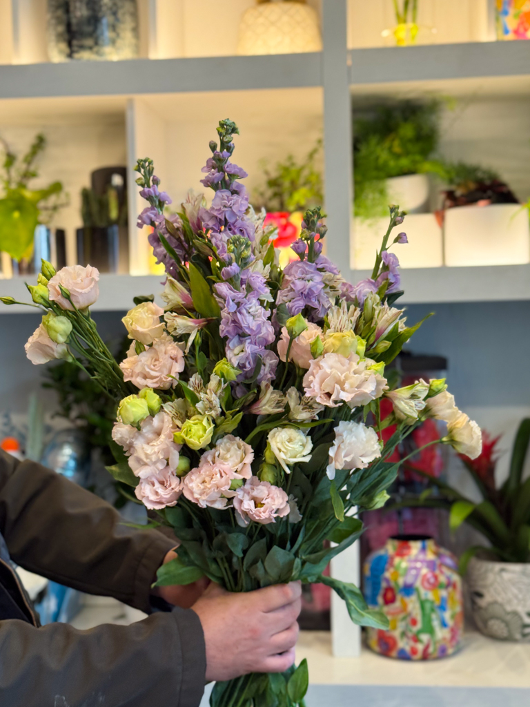 Ανθοδέσμη με Αλστρομέρια, Λυσίανθο & Βιολέτα Ιταλίας - Image 6