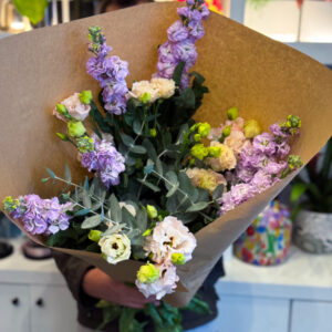 Αρωματική Ανθοδέσμη με Βιολέτες, Λυσίανθο & Ευκάλυπτο