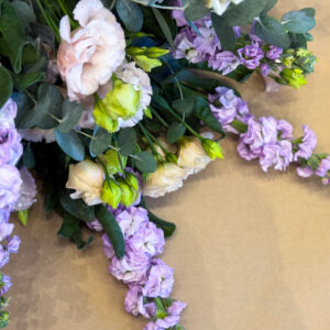 Απαλές υφές. Φίνο άρωμα. Διακριτική πολυτέλεια σε τόνους ροζ–λιλά.