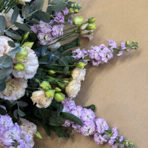 Ρομαντική σύνθεση με βιολέτες, λυσίανθους και ευκάλυπτο — ένας ανοιξιάτικος κήπος σε ανθοδέσμη. Για στιγμές γαλήνης και κομψότητας