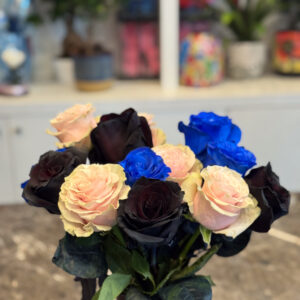 Μια ανθισμένη επανάσταση χρωμάτων. Το βαθύ μαύρο, το ηλεκτρικό μπλε και το αιθέριο ροζ συνθέτουν μια ιστορία τολμηρής κομψότητας. Για εκείνους που δεν φοβούνται να πουν «είμαι εδώ» — ακόμα και με λουλούδια.