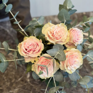 Απλότητα που ψιθυρίζει πολυτέλεια. Οι ροζ αποχρώσεις αγκαλιάζουν το φως, ενώ το ευκάλυπτο προσθέτει μια πινελιά σιωπηλής φρεσκάδας. Ένα μπουκέτο που μοιάζει να γεννήθηκε για να φωτογραφηθεί στο πρωινό φως του Παρισιού.