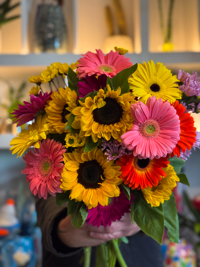 Ανθοδέσμη με Ηλίανθους, Ζέρμπερες και Χρυσάνθεμα Σαντίνι