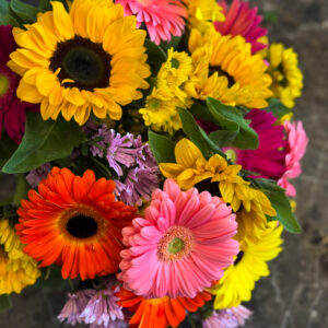 Alternative view of Ανθοδέσμη με Ηλίανθους, Ζέρμπερες και Χρυσάνθεμα Σαντίνι