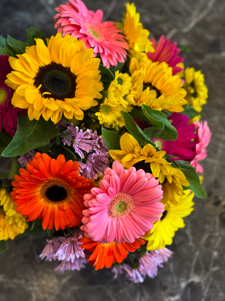 Ανθοδέσμη με Ηλίανθους, Ζέρμπερες και Χρυσάνθεμα Σαντίνι - Image 2