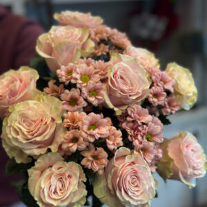 Ο συνδυασμός του ροζ και του απαλού σομόν είναι διαχρονικός και εκλεπτυσμένος, εμπνευσμένος από την ηρεμία του δειλινού, όταν οι τελευταίες ακτίνες του ήλιου απαλύνουν τα χρώματα και δημιουργούν μια απαλή, ονειρική ατμόσφαιρα. Η έμπνευση αντλείται από τη φυσική ομορφιά και την απλότητα των ρομαντικών ανθόκηπων, όπου κάθε άνθος συνυπάρχει αρμονικά με τα υπόλοιπα, προσφέροντας μια αίσθηση απαλότητας και συναισθηματικής πληρότητας