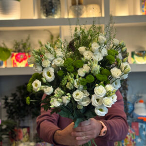 Αντλεί έμπνευση από την πρωινή δροσιά ενός κήπου και δημιουργεί μια ανθοδέσμη όπου το λευκό φως των λουλουδιών συναντά τη ζωντάνια του πράσινου, προσφέροντας ένα αποτέλεσμα που ηρεμεί και ανανεώνει. Είναι η ιδανική επιλογή για όσους αγαπούν τις καθαρές γραμμές και τη φυσική ομορφιά.