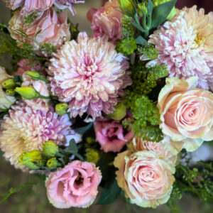 Alternative view of Ανθοδέσμη με Τριαντάφυλλα, Χρυσάνθεμα & Λυσίανθους