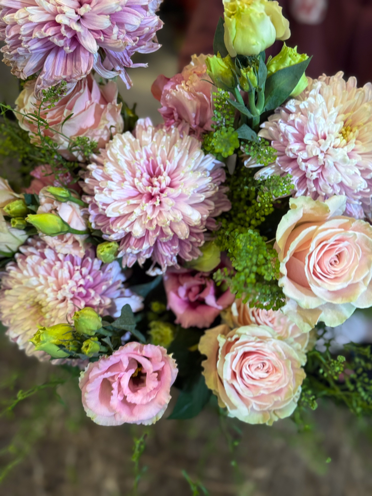 Ανθοδέσμη με Τριαντάφυλλα, Χρυσάνθεμα & Λυσίανθους - Image 2