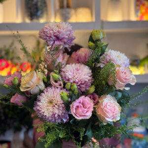 Ανθοδέσμη με Τριαντάφυλλα, Χρυσάνθεμα & Λυσίανθους