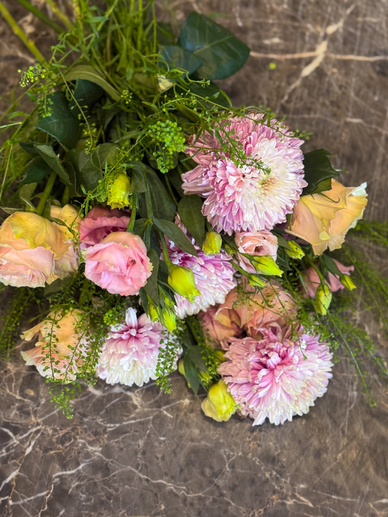 Ανθοδέσμη με Τριαντάφυλλα, Χρυσάνθεμα & Λυσίανθους - Image 5