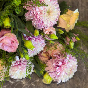 Alternative view of Ανθοδέσμη με Τριαντάφυλλα και Λυσίανθο