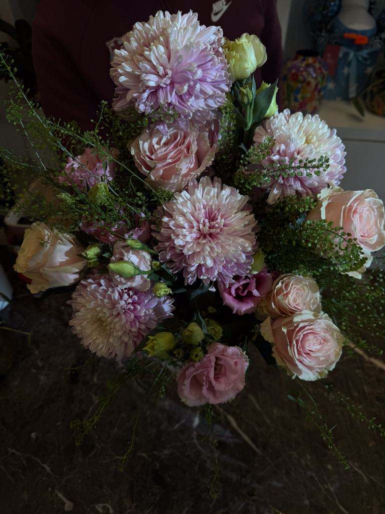 Ανθοδέσμη με Τριαντάφυλλα, Χρυσάνθεμα & Λυσίανθους - Image 4