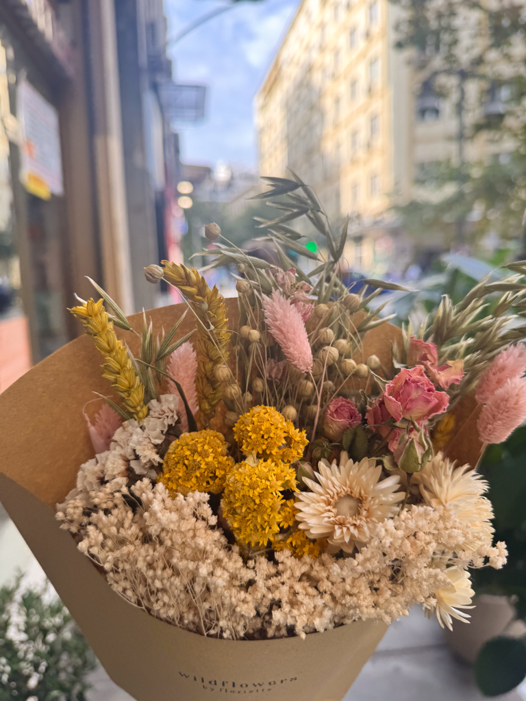 Ανθοδέσμη με Αποξηραμένα Λουλούδια σε Απαλές Αποχρώσεις