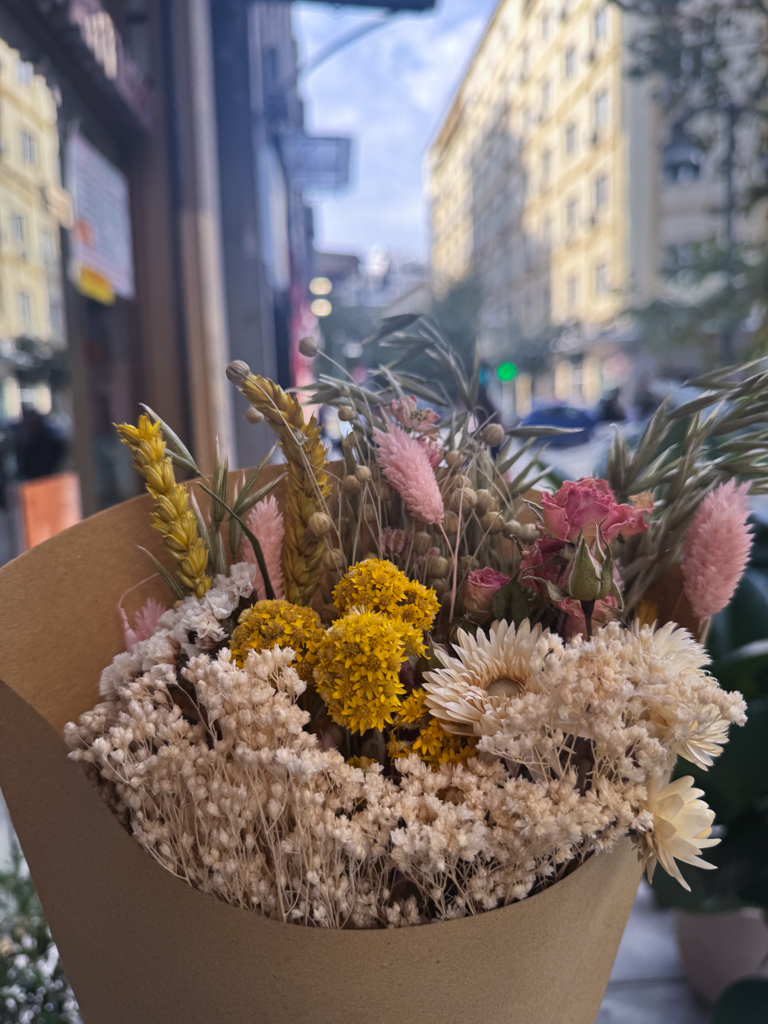 Ανθοδέσμη με Αποξηραμένα Λουλούδια σε Απαλές Αποχρώσεις - Image 2