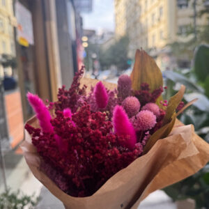 Κατασκευασμένη αποκλειστικά από αποξηραμένα άνθη υψηλής ποιότητας, η σύνθεση αυτή παραμένει αναλλοίωτη στον χρόνο, χωρίς ανάγκη για νερό ή συντήρηση. Είναι ιδανική για όσους αγαπούν τα λουλούδια αλλά θέλουν κάτι που διαρκεί, προσθέτοντας χρώμα και χαρακτήρα στο σπίτι, το γραφείο ή έναν επαγγελματικό χώρο.