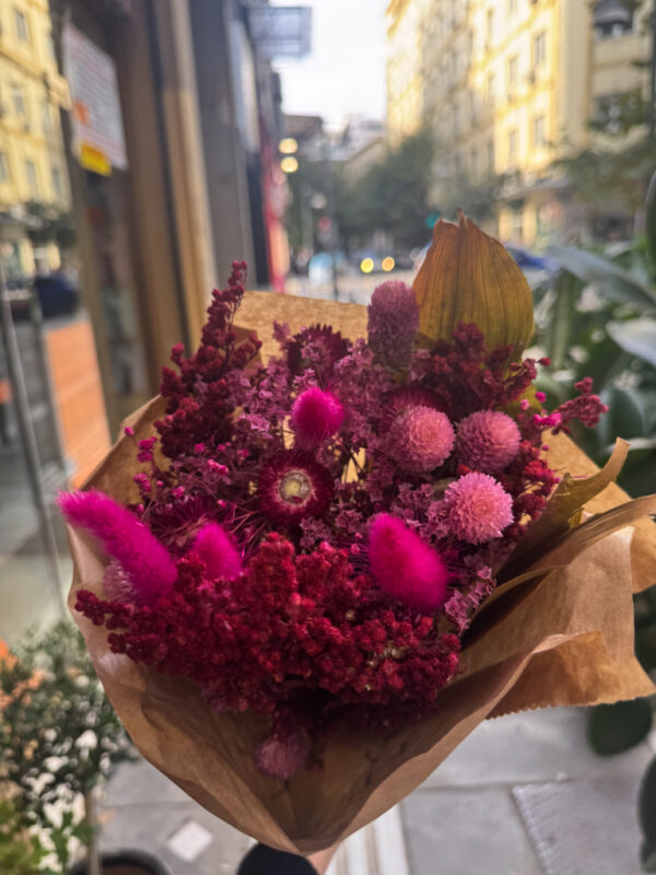 Κατασκευασμένη αποκλειστικά από αποξηραμένα άνθη υψηλής ποιότητας, η σύνθεση αυτή παραμένει αναλλοίωτη στον χρόνο, χωρίς ανάγκη για νερό ή συντήρηση. Είναι ιδανική για όσους αγαπούν τα λουλούδια αλλά θέλουν κάτι που διαρκεί, προσθέτοντας χρώμα και χαρακτήρα στο σπίτι, το γραφείο ή έναν επαγγελματικό χώρο.