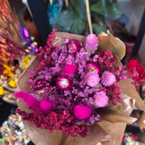 Κατασκευασμένη αποκλειστικά από αποξηραμένα άνθη υψηλής ποιότητας, η σύνθεση αυτή παραμένει αναλλοίωτη στον χρόνο, χωρίς ανάγκη για νερό ή συντήρηση. Είναι ιδανική για όσους αγαπούν τα λουλούδια αλλά θέλουν κάτι που διαρκεί, προσθέτοντας χρώμα και χαρακτήρα στο σπίτι, το γραφείο ή έναν επαγγελματικό χώρο.