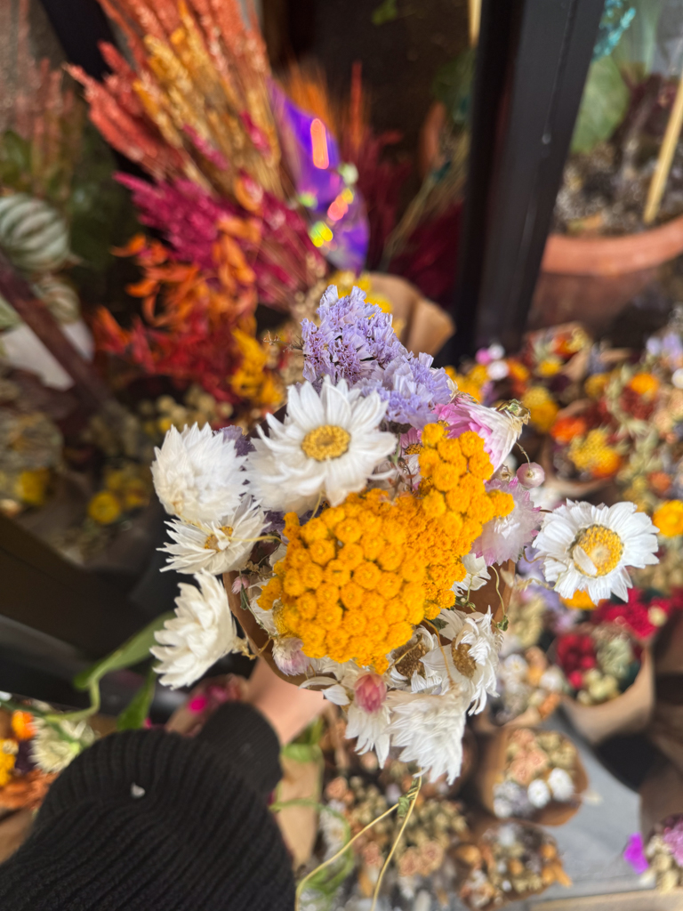 Ανθοδέσμη με Αποξηραμένα Λουλούδια (λευκά, κίτρινα & λιλά άνθη)