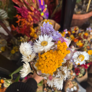 Alternative view of Ανθοδέσμη με Αποξηραμένα Λουλούδια (λευκά, κίτρινα & λιλά άνθη)