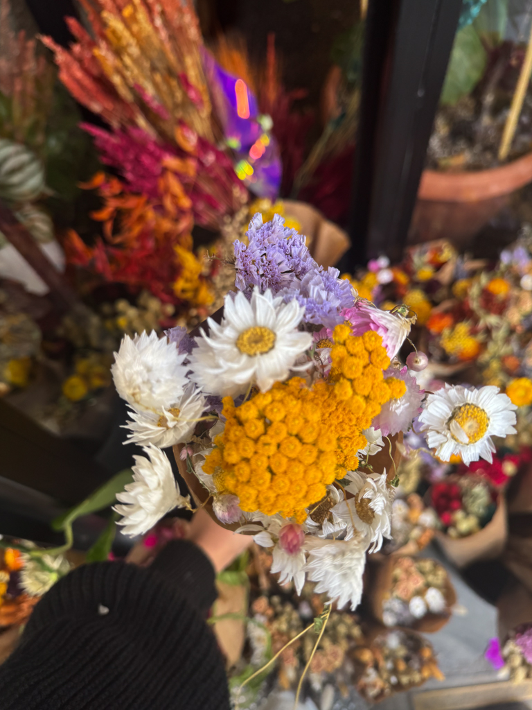 Ανθοδέσμη με Αποξηραμένα Λουλούδια (λευκά, κίτρινα & λιλά άνθη) - Image 2