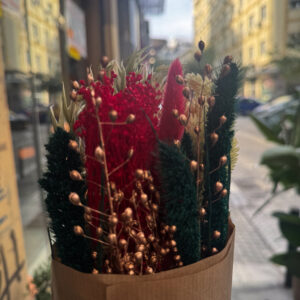 Ιδανική επιλογή για όσους αγαπούν τις ζεστές αποχρώσεις και τη φυσική αισθητική. Το craft περιτύλιγμα προσθέτει minimal φινέτσα, καθιστώντας την ανθοδέσμη ιδανική τόσο για διακόσμηση όσο και για δώρο.